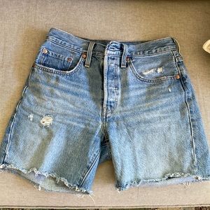 Levi’s 501 mid thigh shorts